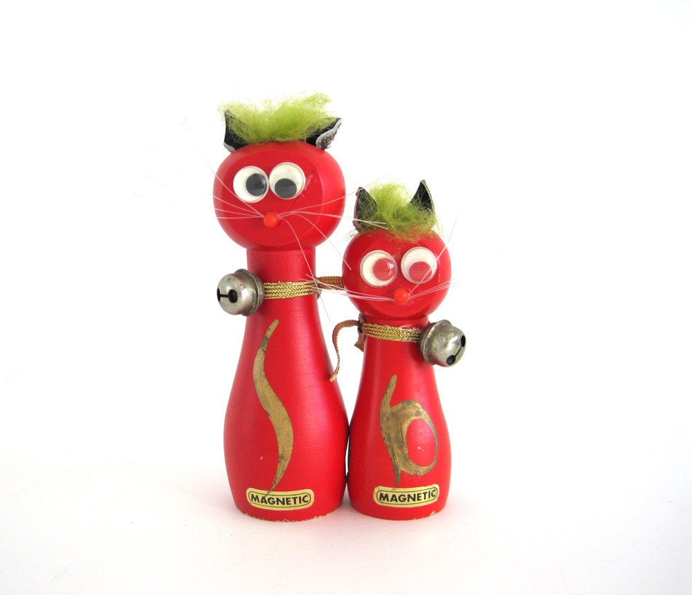 Vintage Cat Pair Googly Eyes Magnetic Wood Green Hair Red - BrooklynStVintage Vintage Cat Pair Googly Eyes Magnetic Wood Green Hair Red - BrooklynStVintage