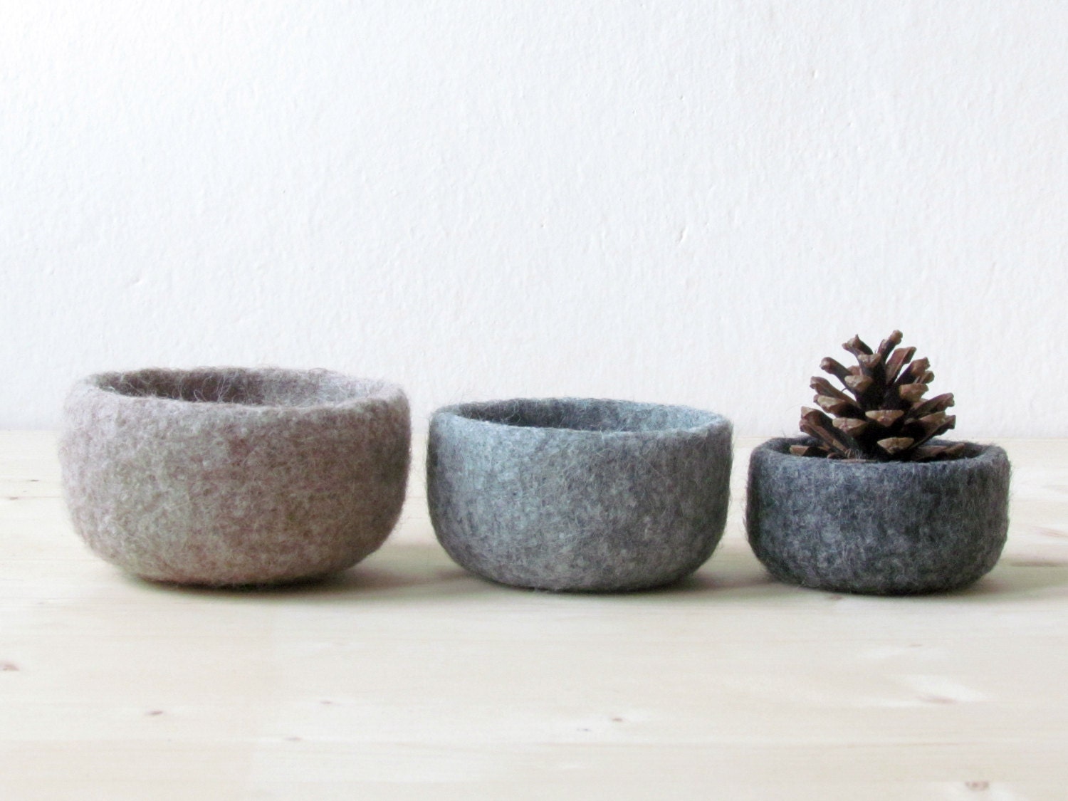 Felted wool bowls / OmbrÃ© beige to grey / Eco-friendly gift / desktop organizer / Rustic decor - theYarnKitchen