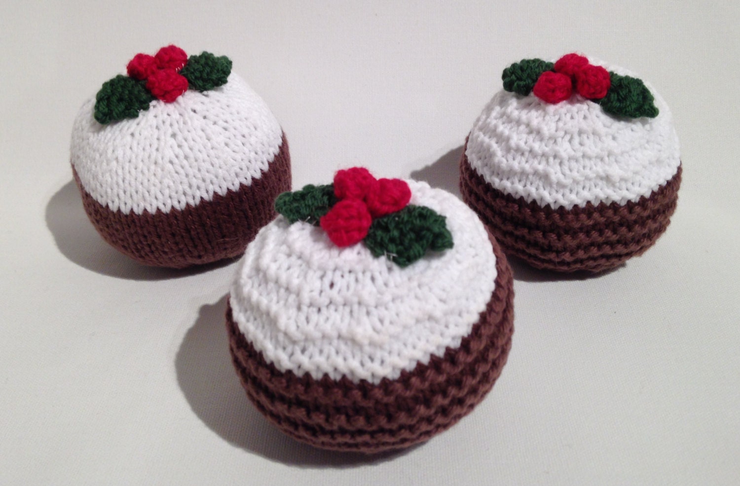 Mini christmas pudding knitting pattern by louiseshandknits