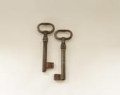 2 large antique rustic skeleton keys,supply for weeding,steampunk jewelry - AndrasVintagelane