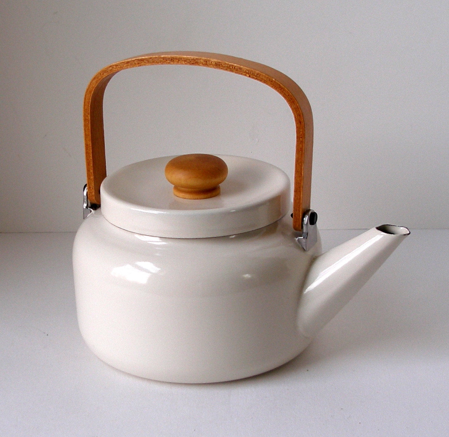 Vintage Teapot Porcelain Enamel 2qt Ivory w/ Beech by FultonLane