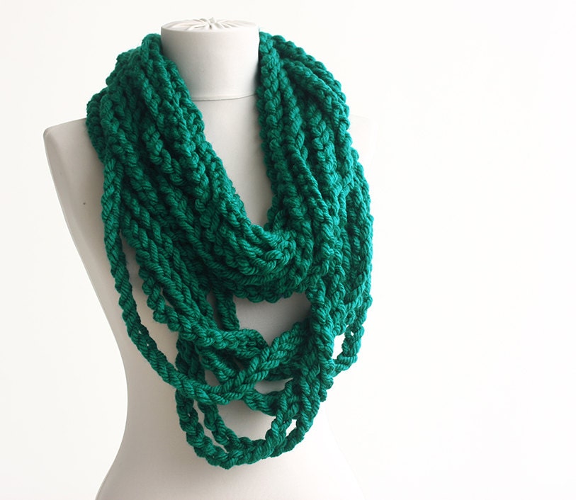 h&m green scarf chain