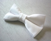 Mens white bowtie. Pre tied bowtie on a pin clasp. Occasion bowtie/wedding bowtie/prom bowtie - BlackSafari