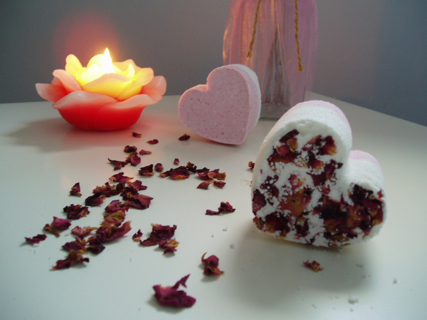Love is in the air - bath bomb with rose petals & Chanel 5 like scent - Bohemiq