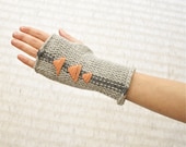 Knit Fingerless Mitts - Geometric triangle stripe pattern - Gray and Coral - NeekaKnits Knit Fingerless Mitts - Geometric triangle stripe pattern - Gray and Coral - NeekaKnits