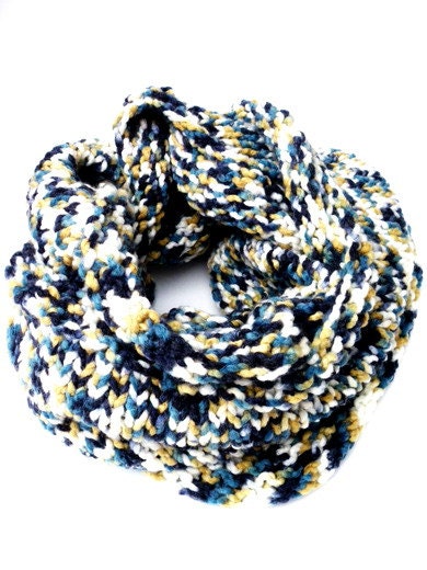 Handknitted tube shawl with Ã©cru yarn. Handcrafted scarf Ã©cru, knitted neck warmer, handmade tube shawl, tweed yarn, infinity cowl, beige - PerElle