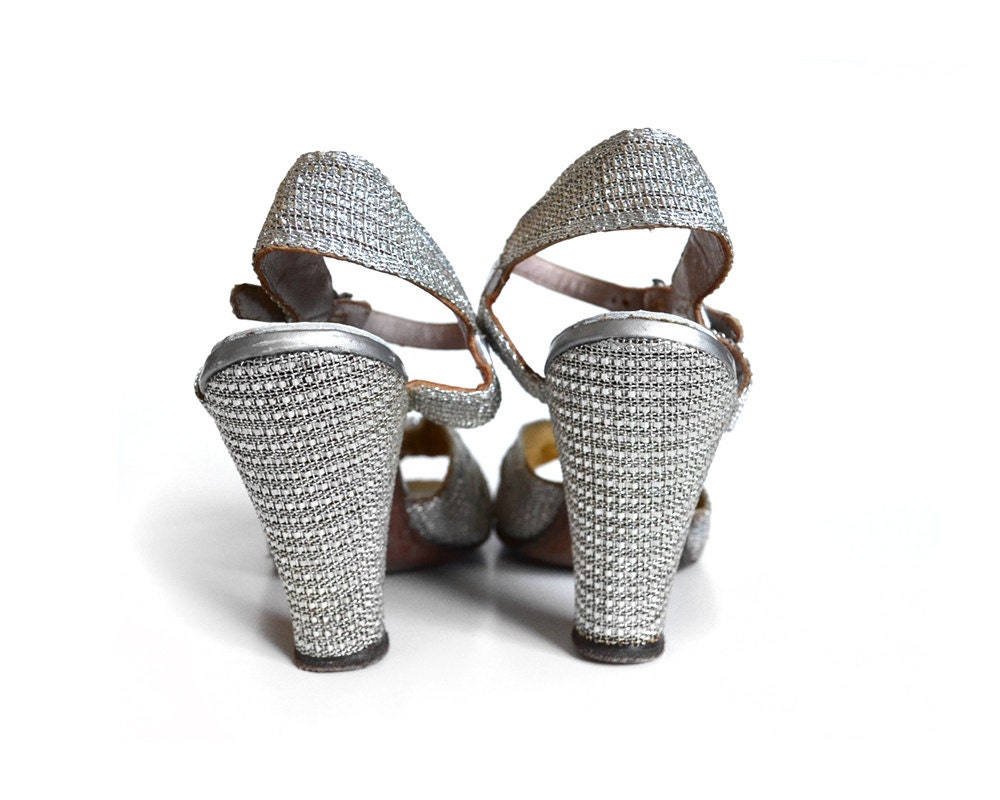 40s Glam Peeptoe Silver Shoes /  1940s Pump / Silver Heel / Silver Pump / 40s Sandal / 40s Heel /  6 Shoe / Women / Vintage Accessories Shoe - MinxouriVintage