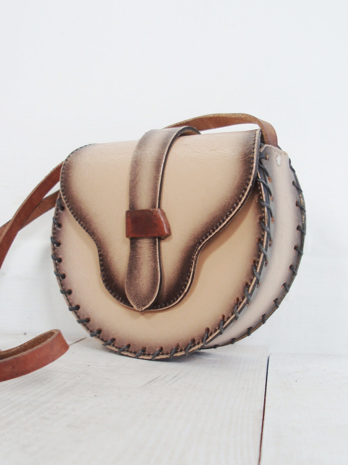 Vintage 1970s cream & lilac saddle bag with stitch detail