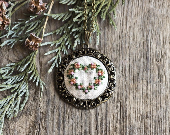 Christmas jewelry - wreath heart necklace - hand embroidered necklace - beaded necklace - gift for her - vintage style - skrynka