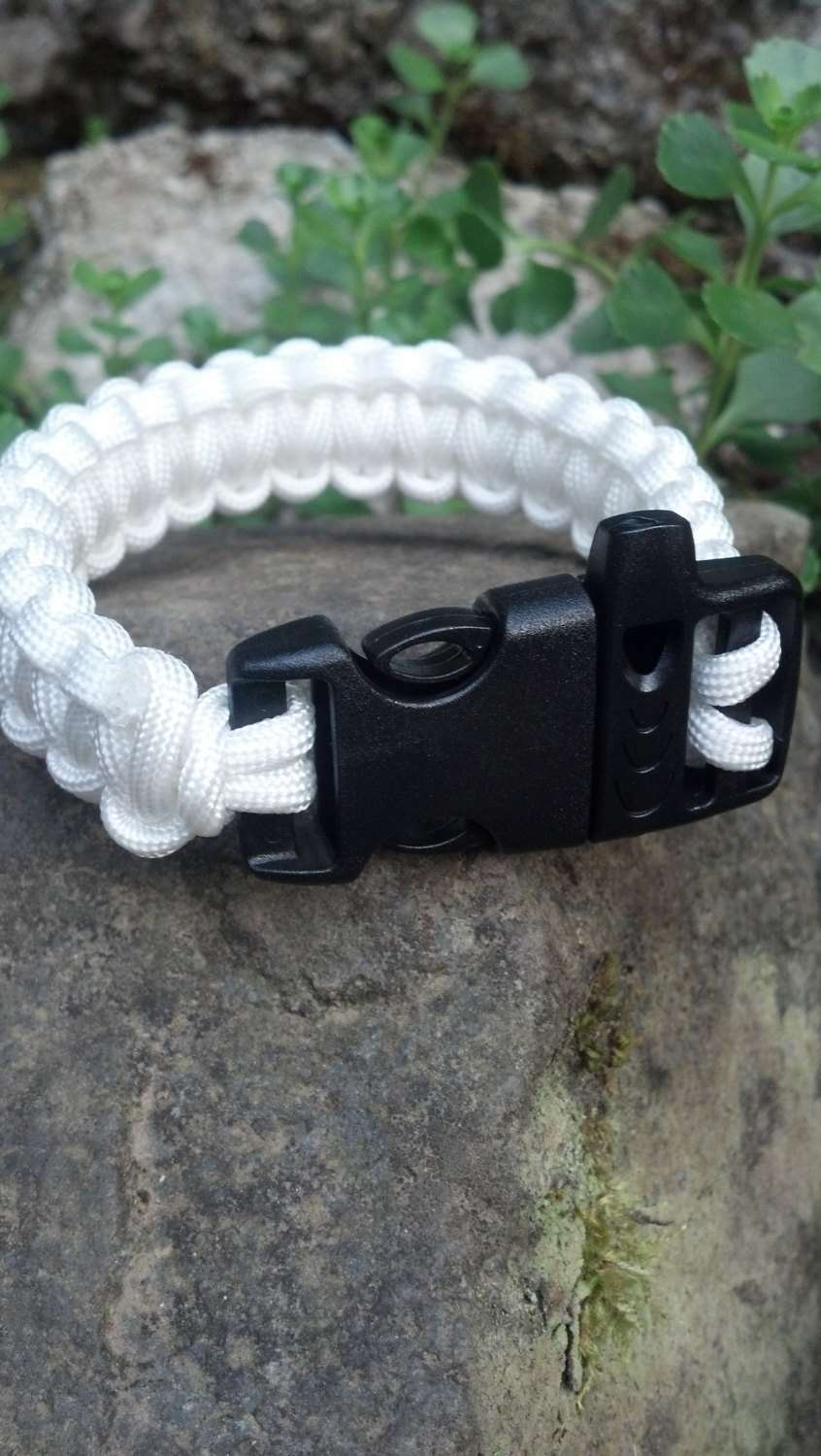white paracord bracelet with plastic buckle with by 550setup