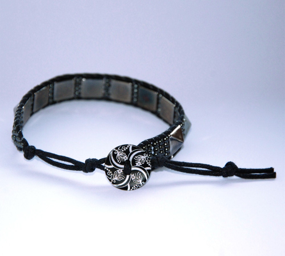 Hematite Wrap Bracelet with sculpted Pearl Mass button, rock bracelet in antracite/oxide and black OOAK - MesFantasies