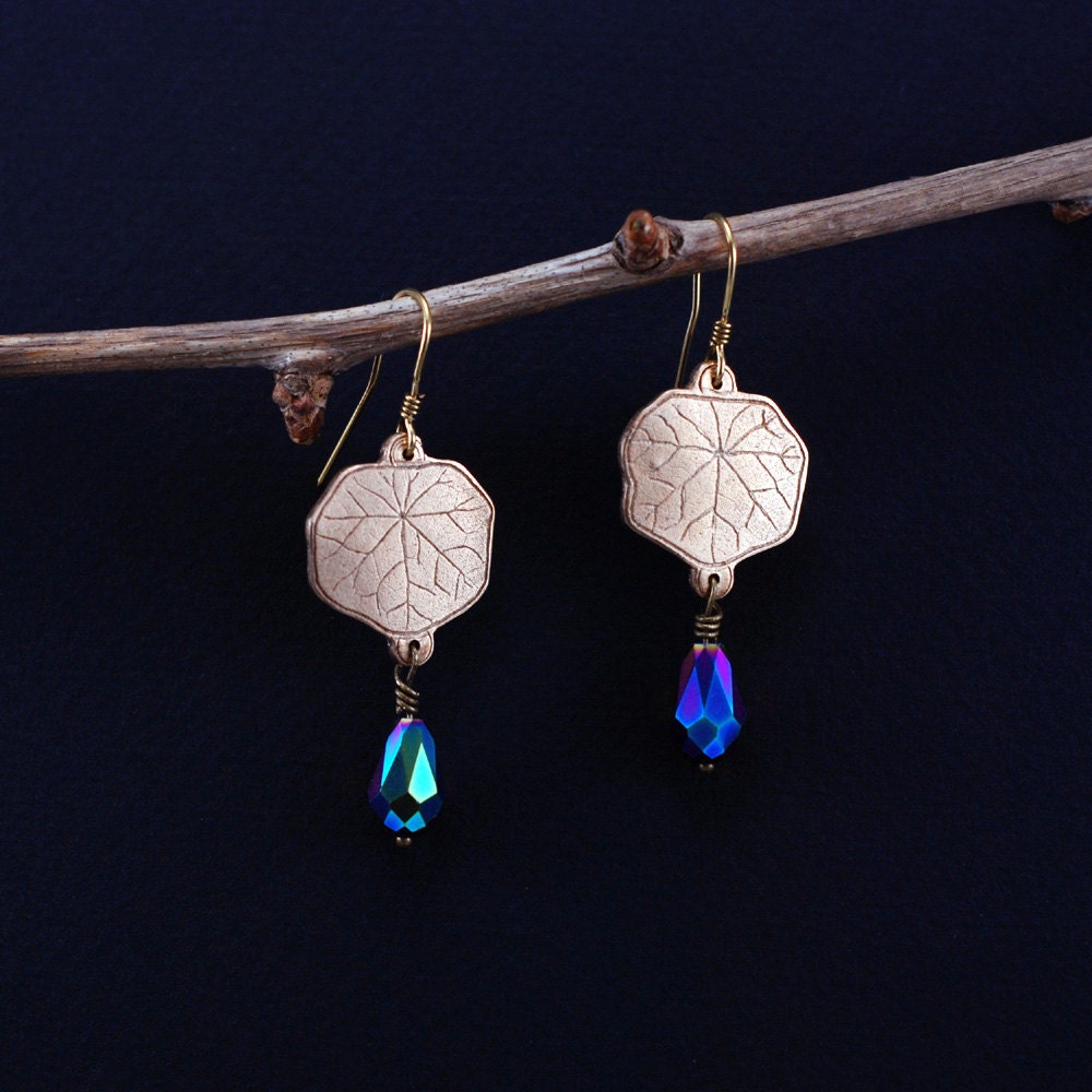 Nasturtium leaf earrings made of bronze with tear shape beads in benzine colour - WingsAndStings