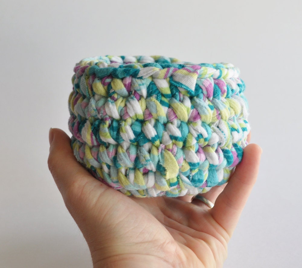 Crochet Air Plant Holder Succulent Planter Basket Bowl by ekra