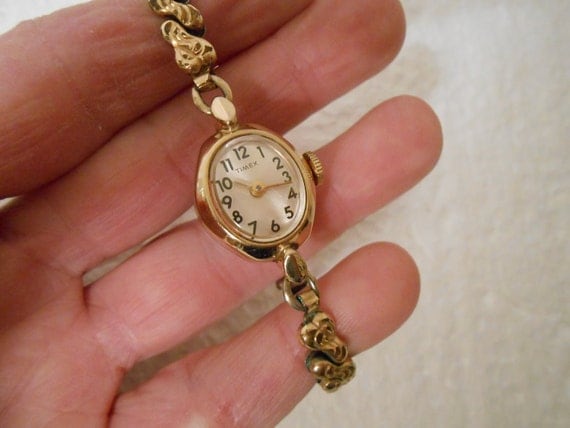Womens Vintage Gold Tone Timex Wind Up Wrist Watch by hollister54