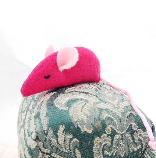 Items similar to Hot Pink Sleepy Catnip Mouse, Felt Cat Toy, Pet Toy