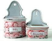 Set of 2 vintage french enamel salt cellar and match box in pink. Wall mountable. Signed BB freres Societe Austria. French country - Chanteduc
