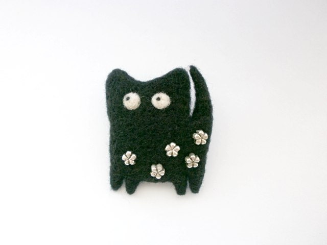 Autumn brooch, Black cat brooch, Needle felted pin, Monohrome, Black and silver, Animal brooch, Soft wool miniature, OOAK accessory - CreativeAtelierBg