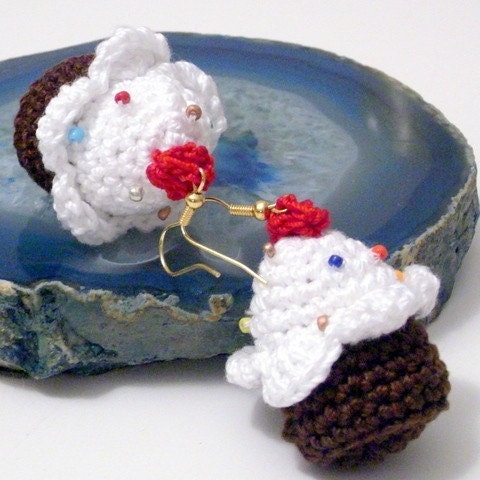 Crocheted and beaded cupcakes earrings in white and brown cotton - CHOCOLATE