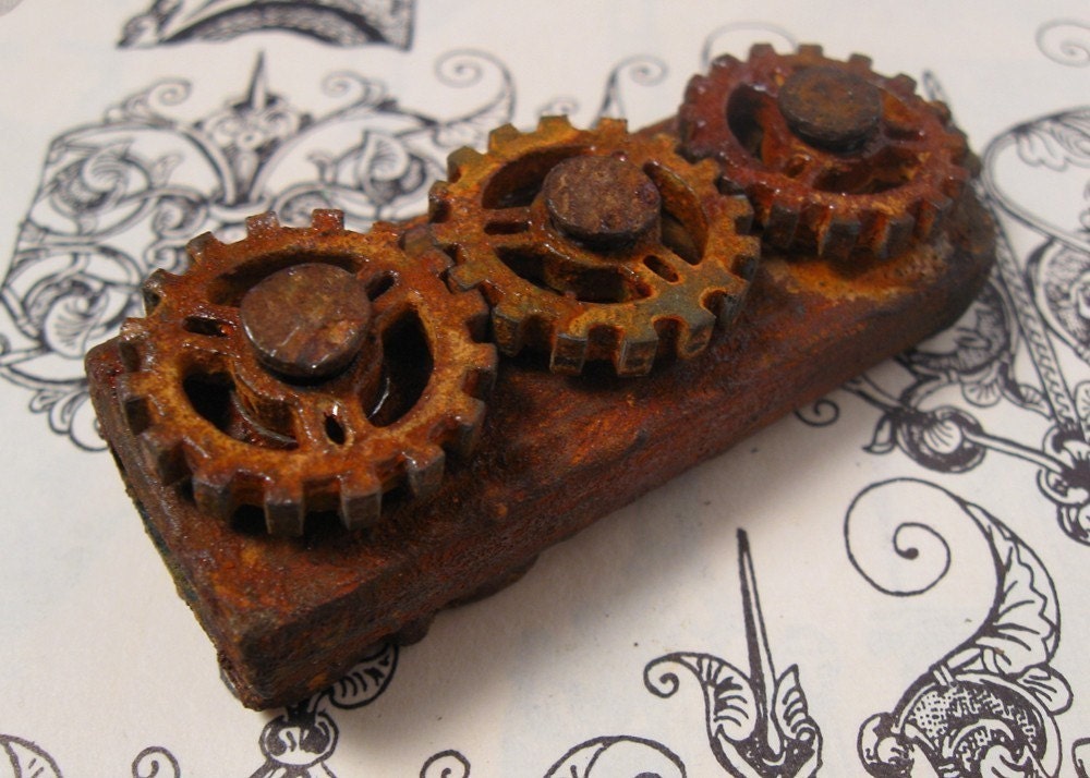 Steampunk USB Drive - Rusted Industrial Wasteland - 3 Gears that all move in conjunction..4 GB
