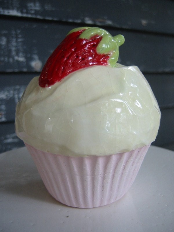 Pottery Cupcake - Strawberry and Cream