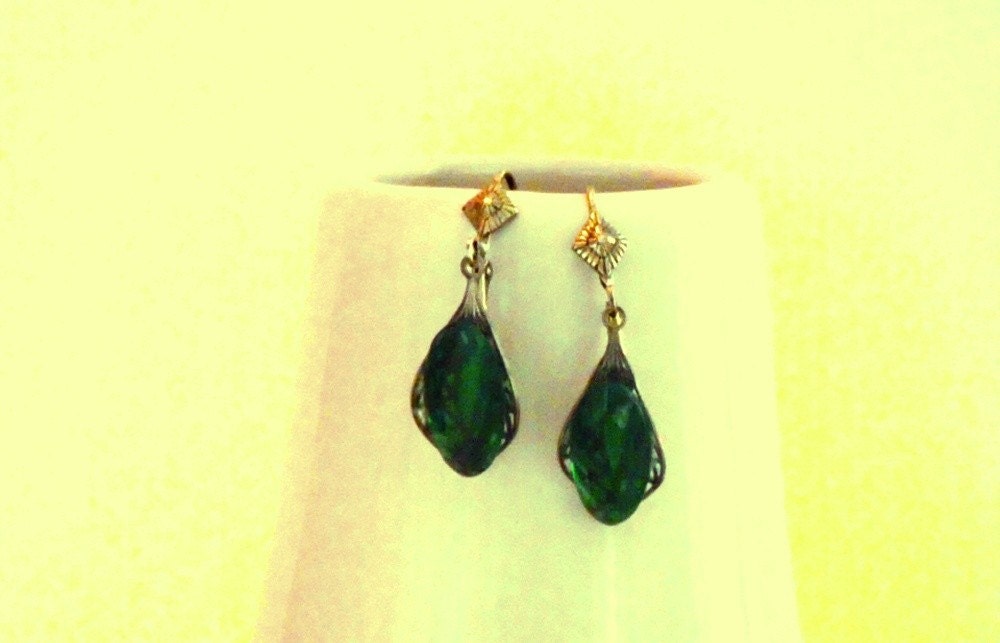 Earrings vintage glass pendeloque emerald stone
