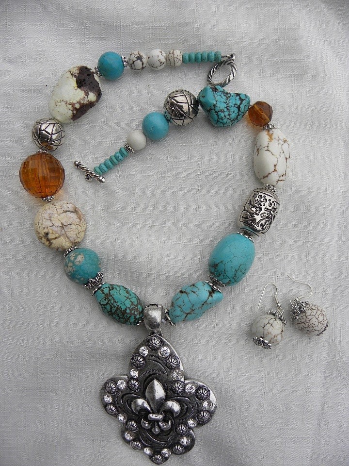 Necklace Chunky Fleur di Lis Pendant Turquoise Magnesite
