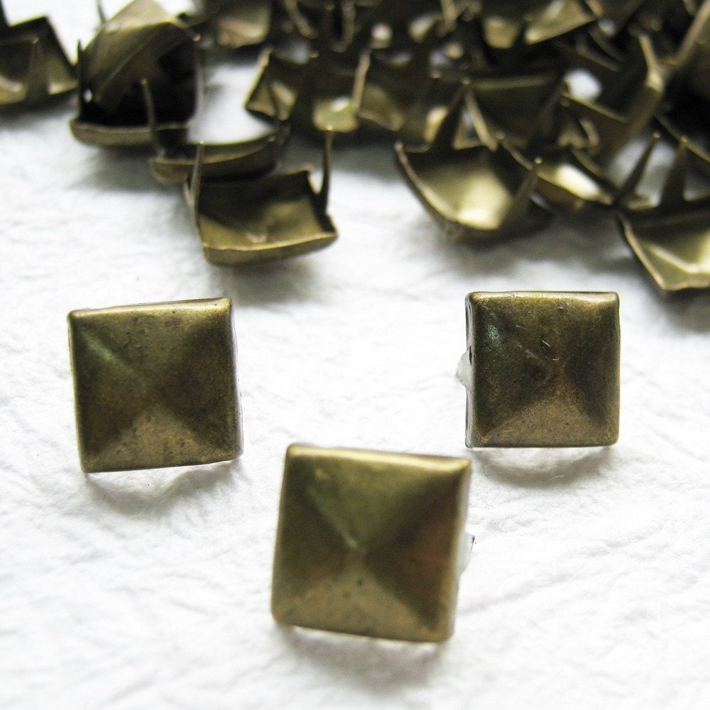 100pcs 8mm Metal Pyramid Studs  - Antique Brass