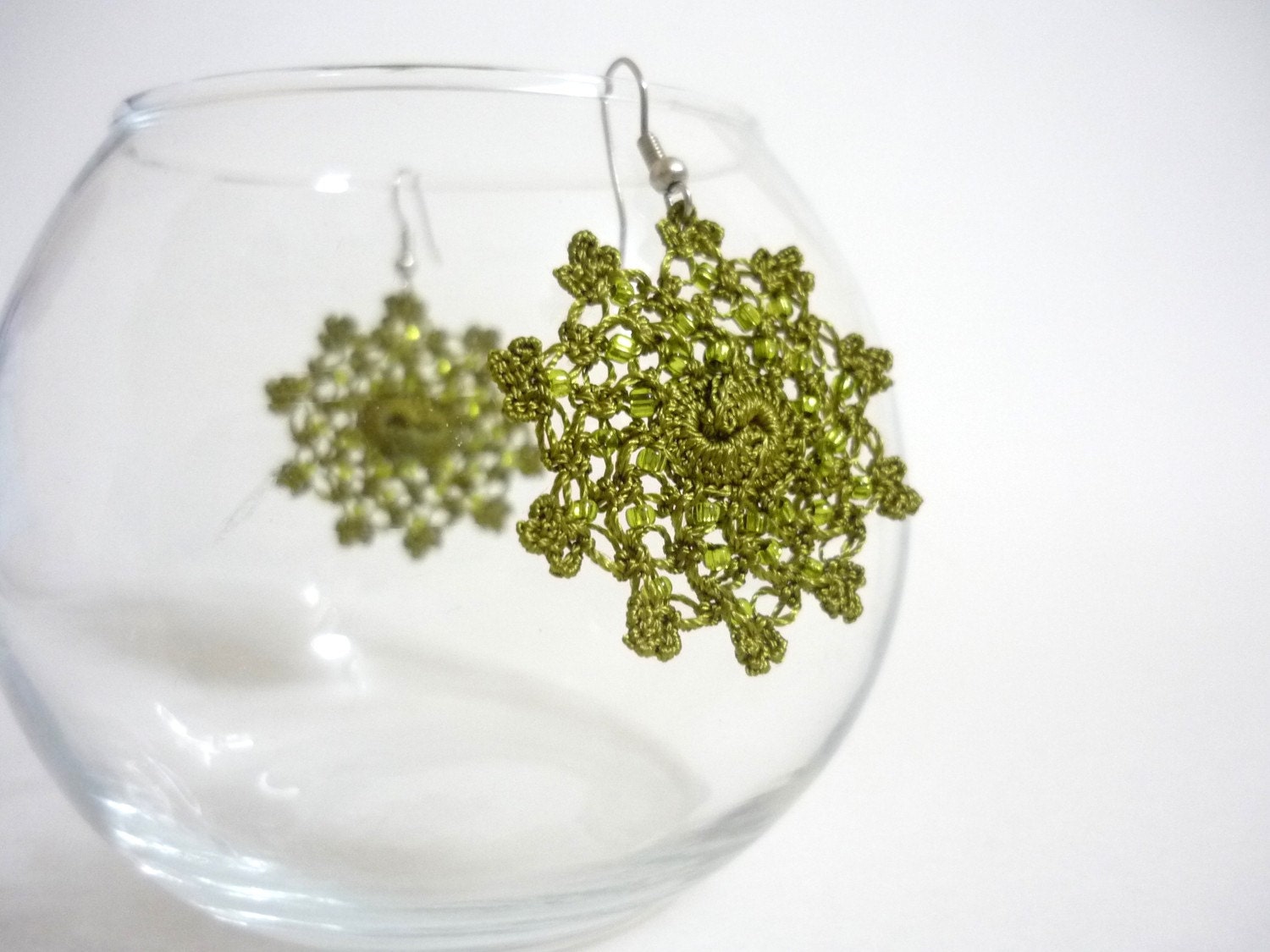 Little Moons Crocheted earrings in olive green - Febystan