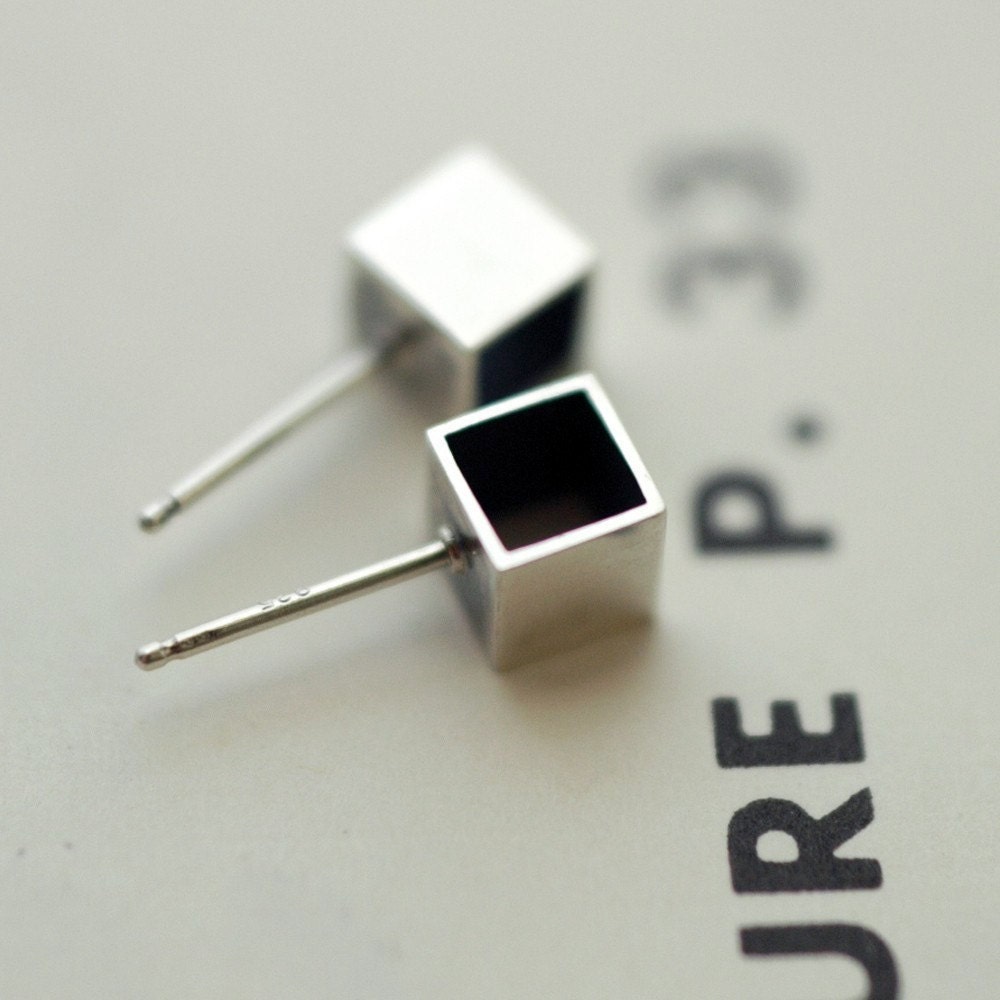 Darken room studs/earrings