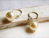 Hepburn -- Classic Cream Pearls