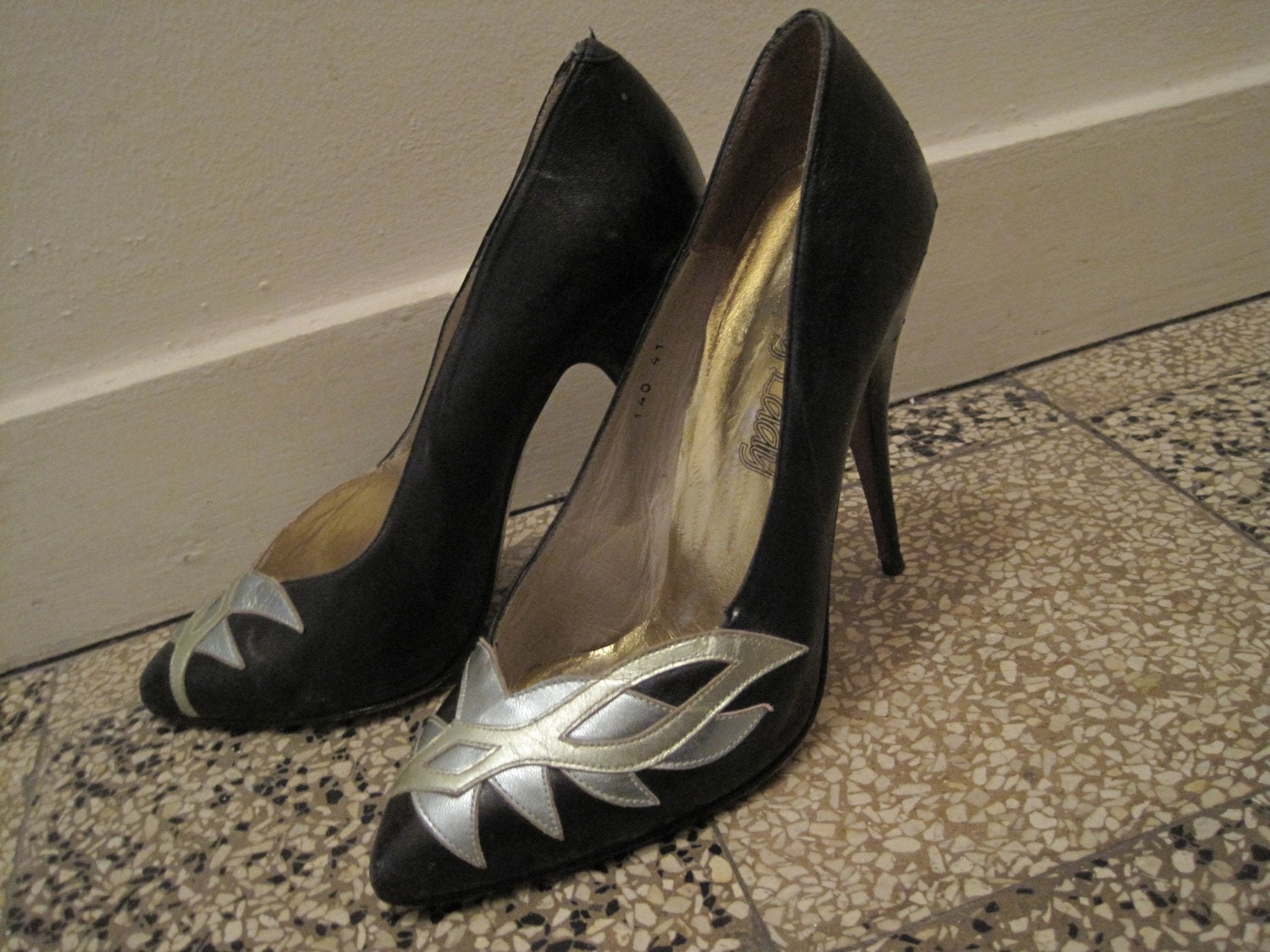 Vintage sexy high heel pumps 80s cut out detail size 9 1/2