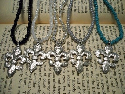 Hammered Fleur de Lis Stretch Necklace- Pick Your Color