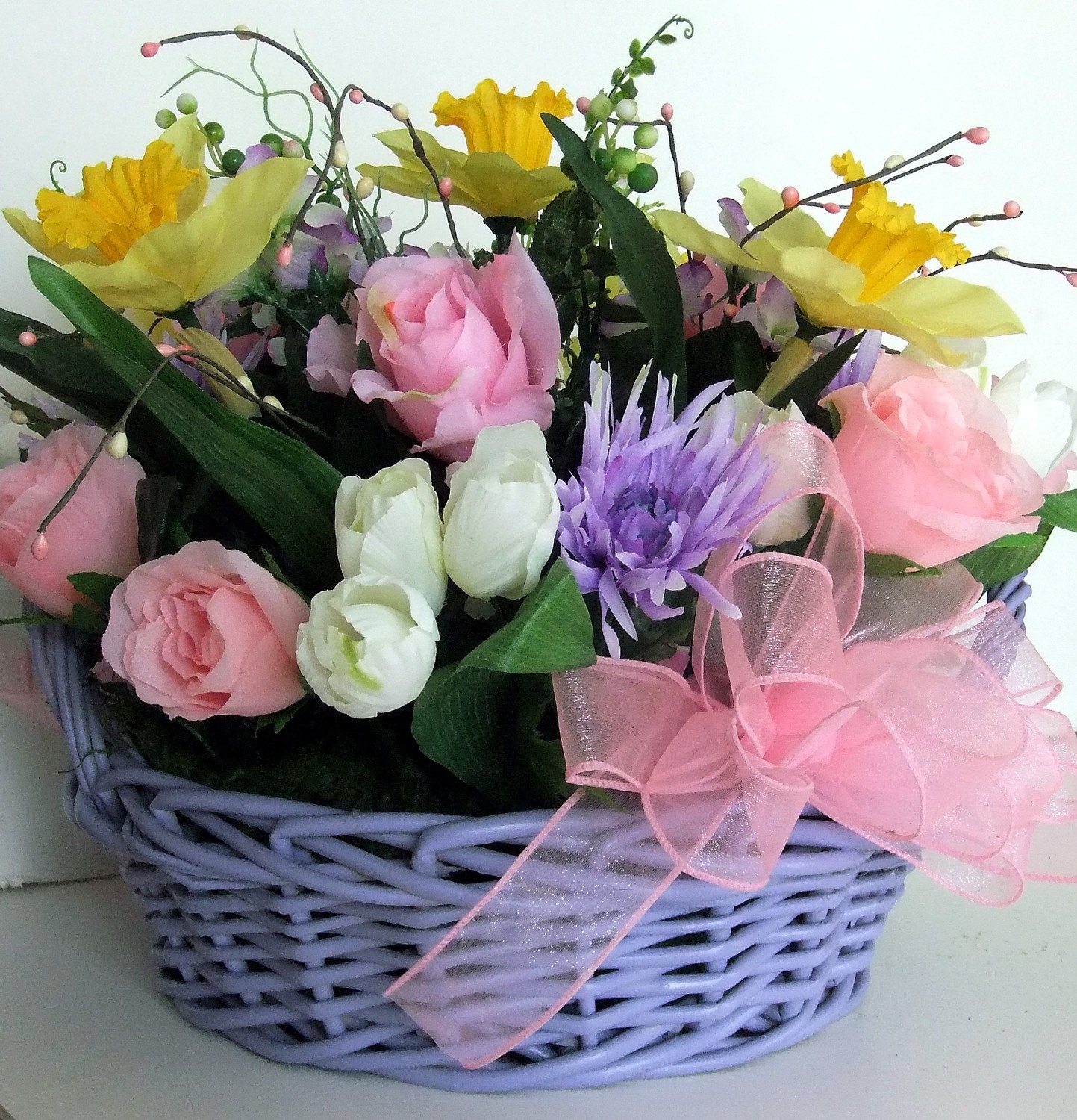 Floral Centerpiece Featuring Pretty Pastel Colors