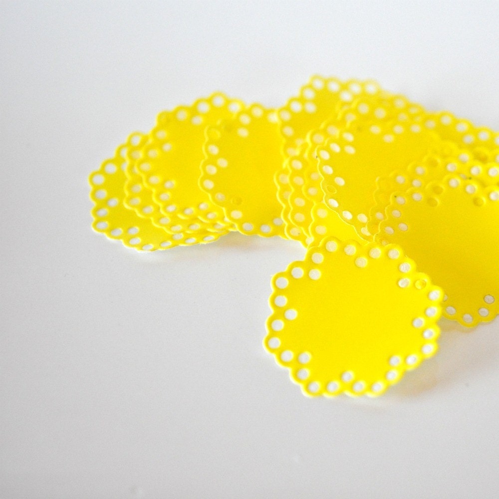 15 Doily Stickers Seals Gloss Yellow