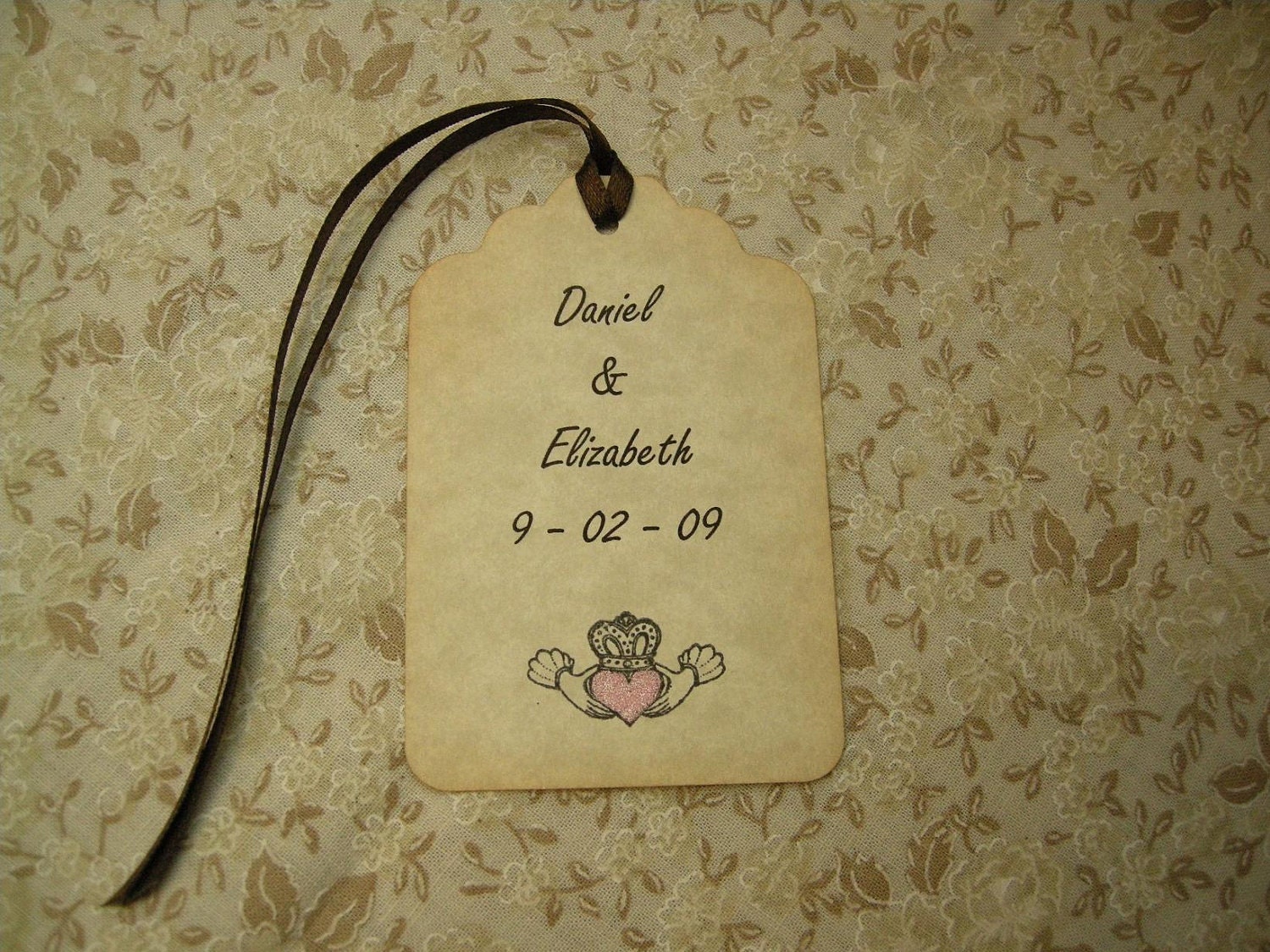 Wedding Wish Tags - Names and Claddagh - Love Loyalty Friendship - vintage style, shabby chic style, pink, glitter, romance - Set of 100