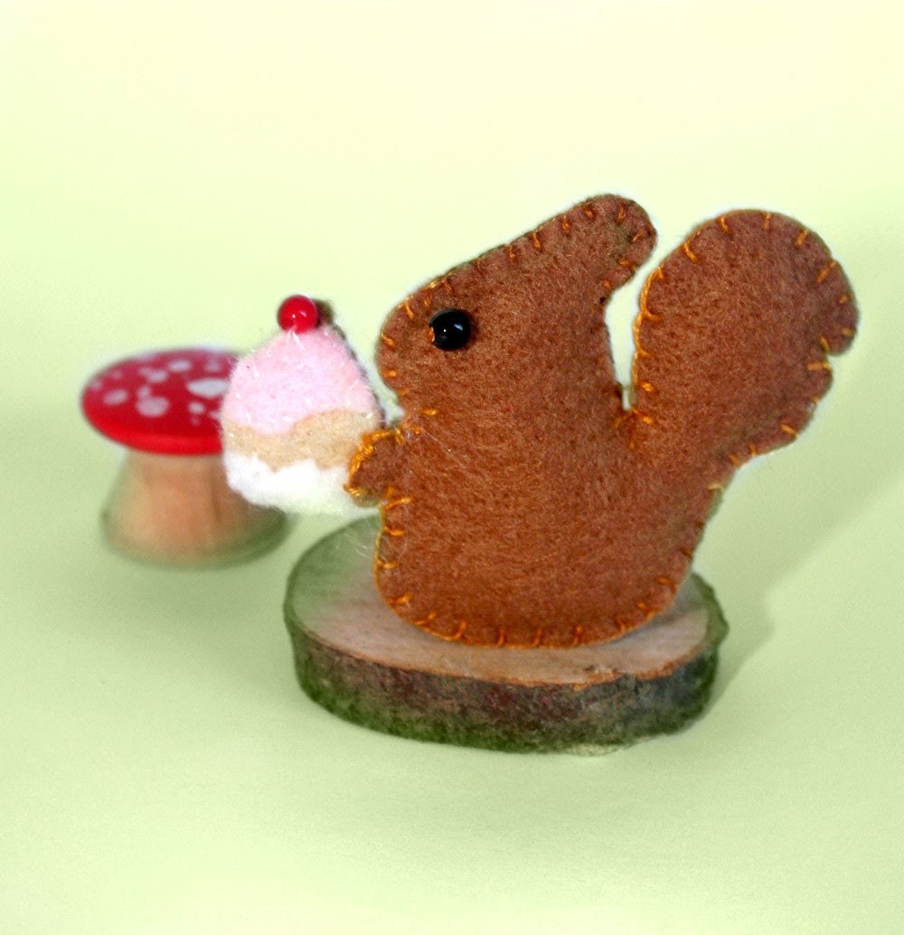 Squirrel loves cake badge