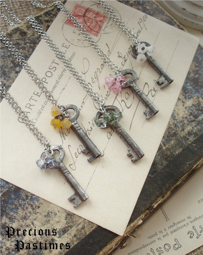 BRIDESMAID GIFTS Set of 5 Antique Skeleton Key Necklaces. Rustic Wedding Jewelry. Vintage Key Necklace with Glass Flowers. Garden Wedding.