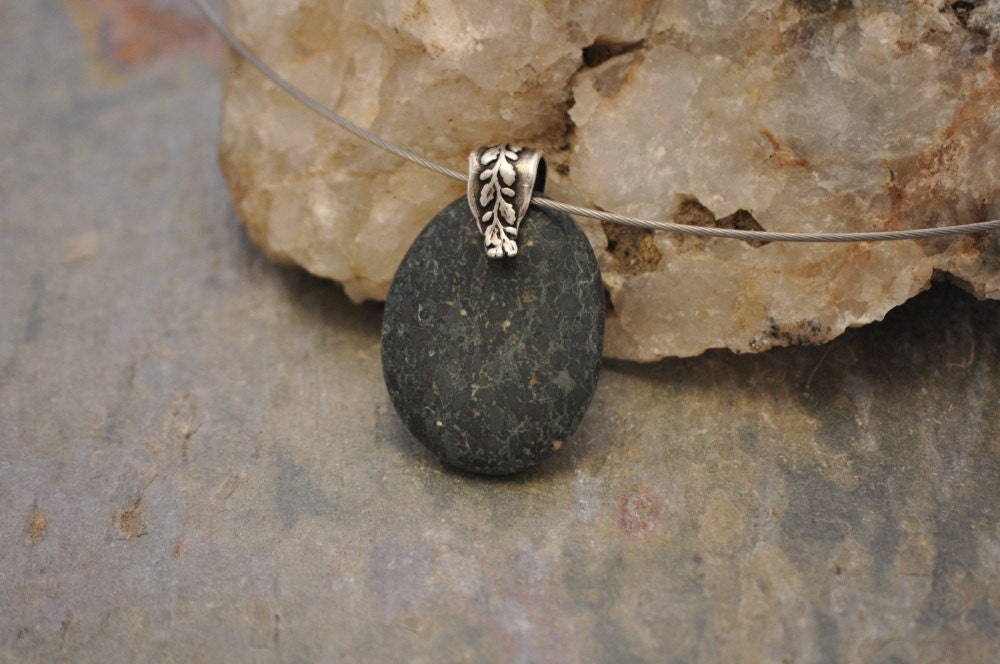 Beach Rock Necklace - Silver Vines