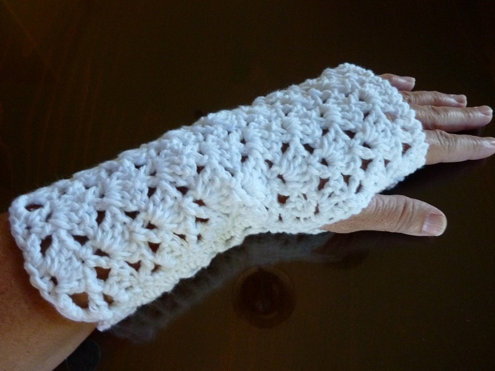 Gloves - White Shelled Lace Fingerless Gloves