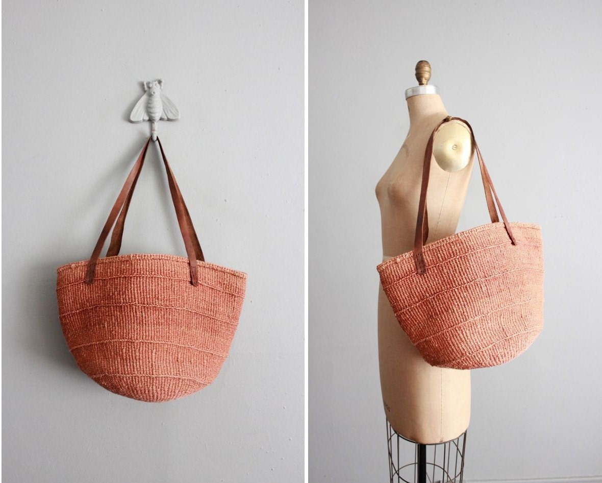 1970s vintage dusty pink woven straw and leather tote