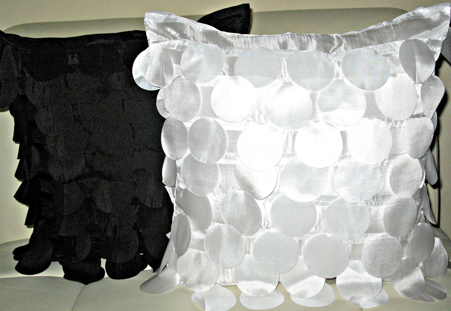 Free US shipping Super Fashionable Designer 18x18 White Bubbles Pillow Cover Zipper Closure