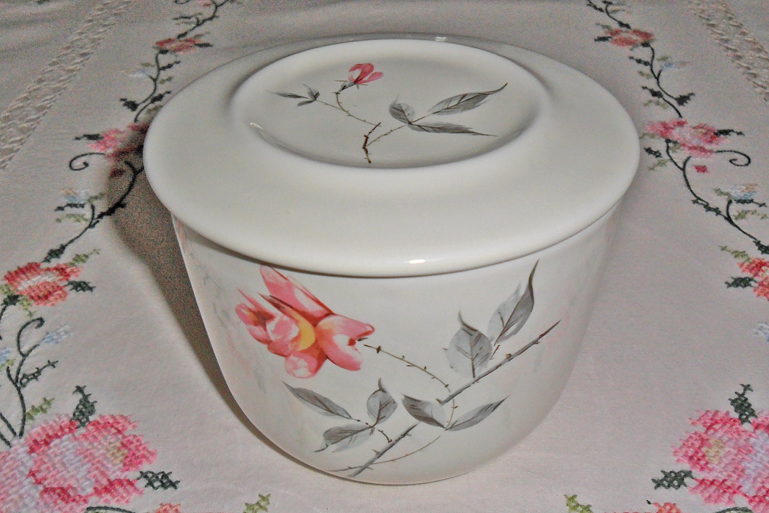 Vintage Universal Pottery Ballerina Rosette Large Refrigerator Bowl with Lid 50s
