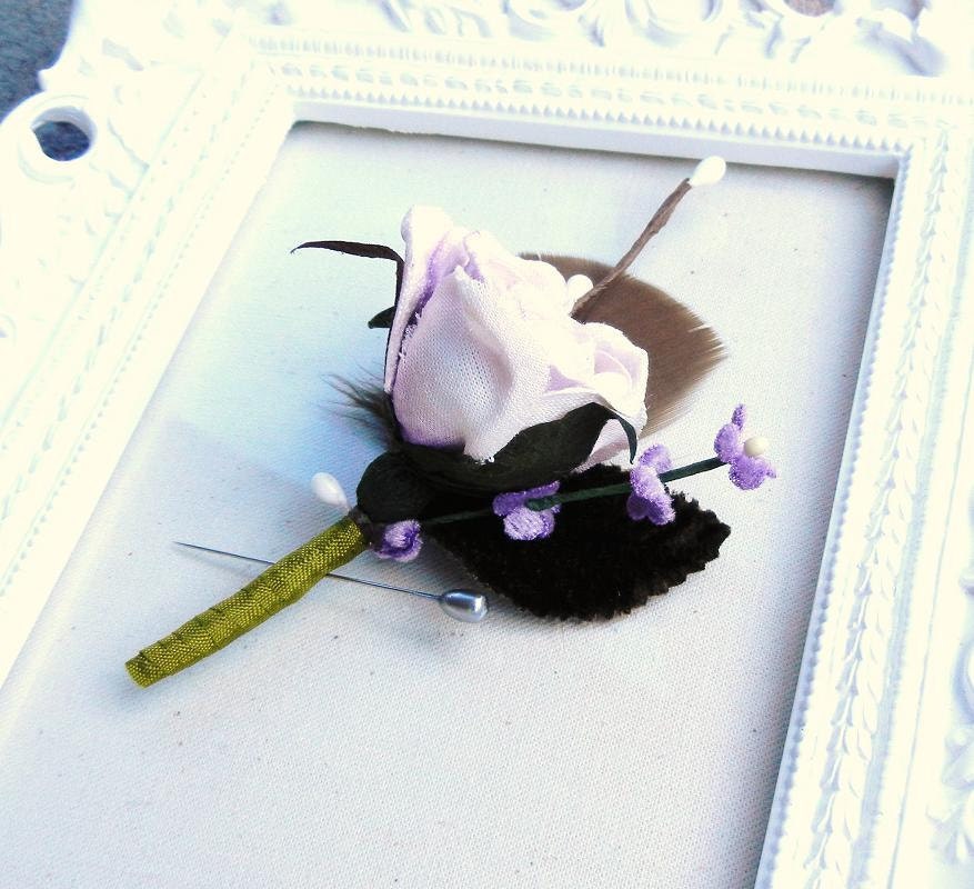 Boutonniere for the groom and groomsmen - Purple flower and feather boutonniere