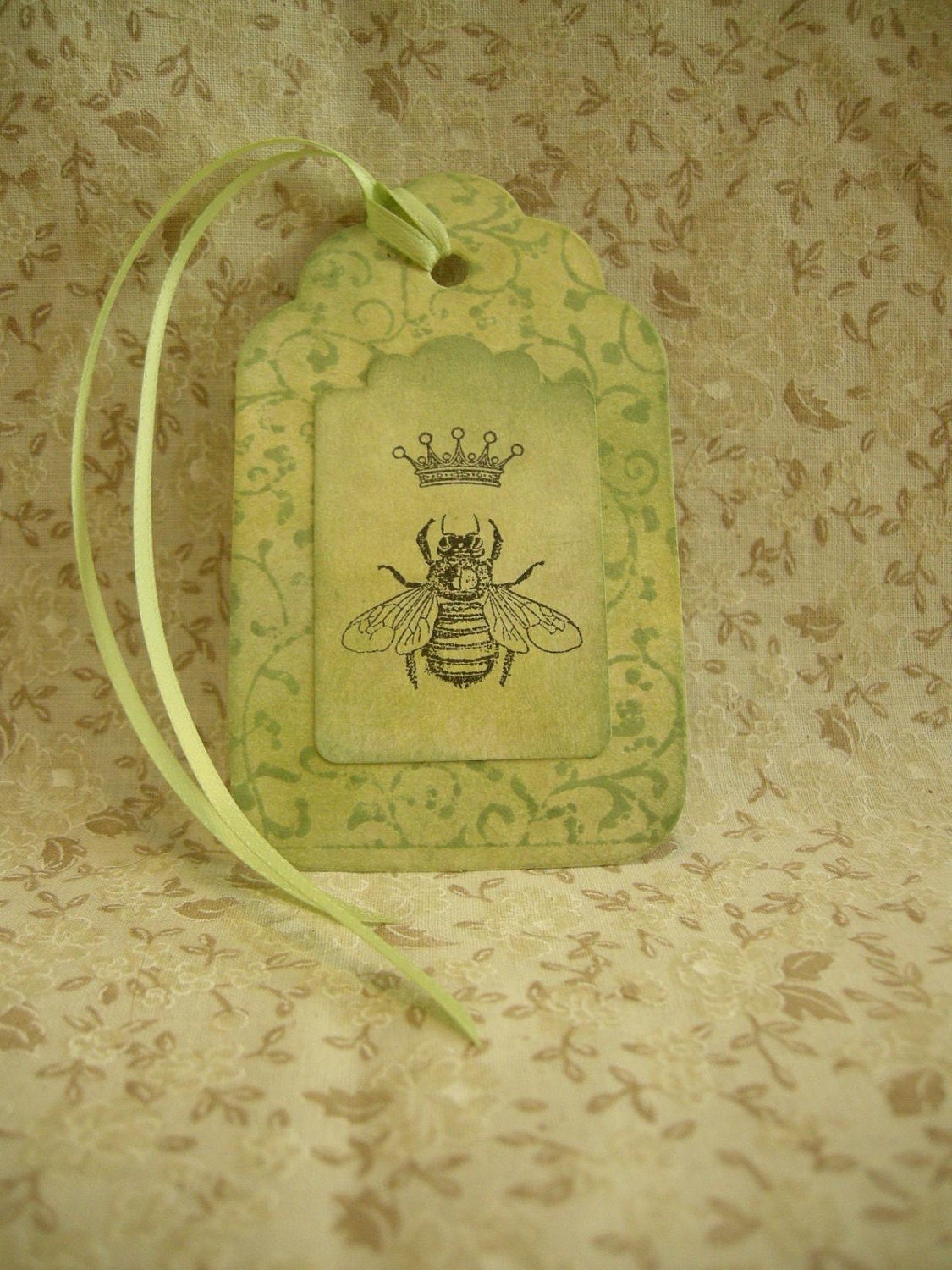 Nature Style Queen Bee Gift Tag with Vine background - Crown, woodland, honey bee, tim holtz -Set of 5