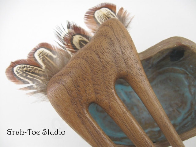 Walnut Wood Hair Fork, 3 Prong, Feathers Decoration, Grahtoe