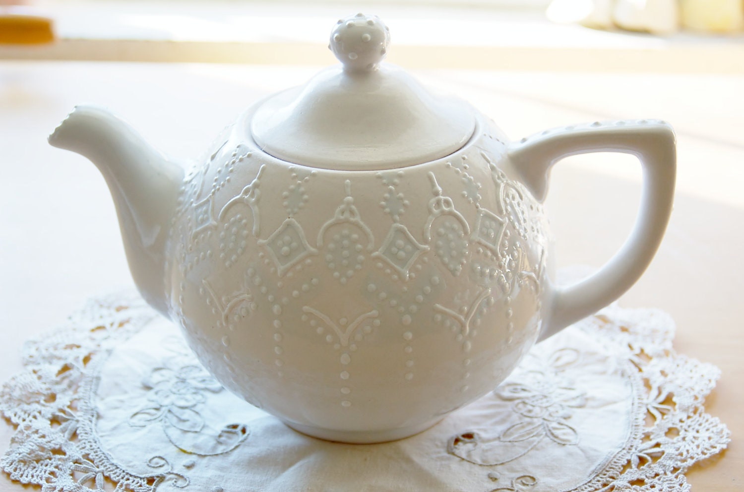 Victorian blue teapot handpainted with lace dotting - Dprintsclayful