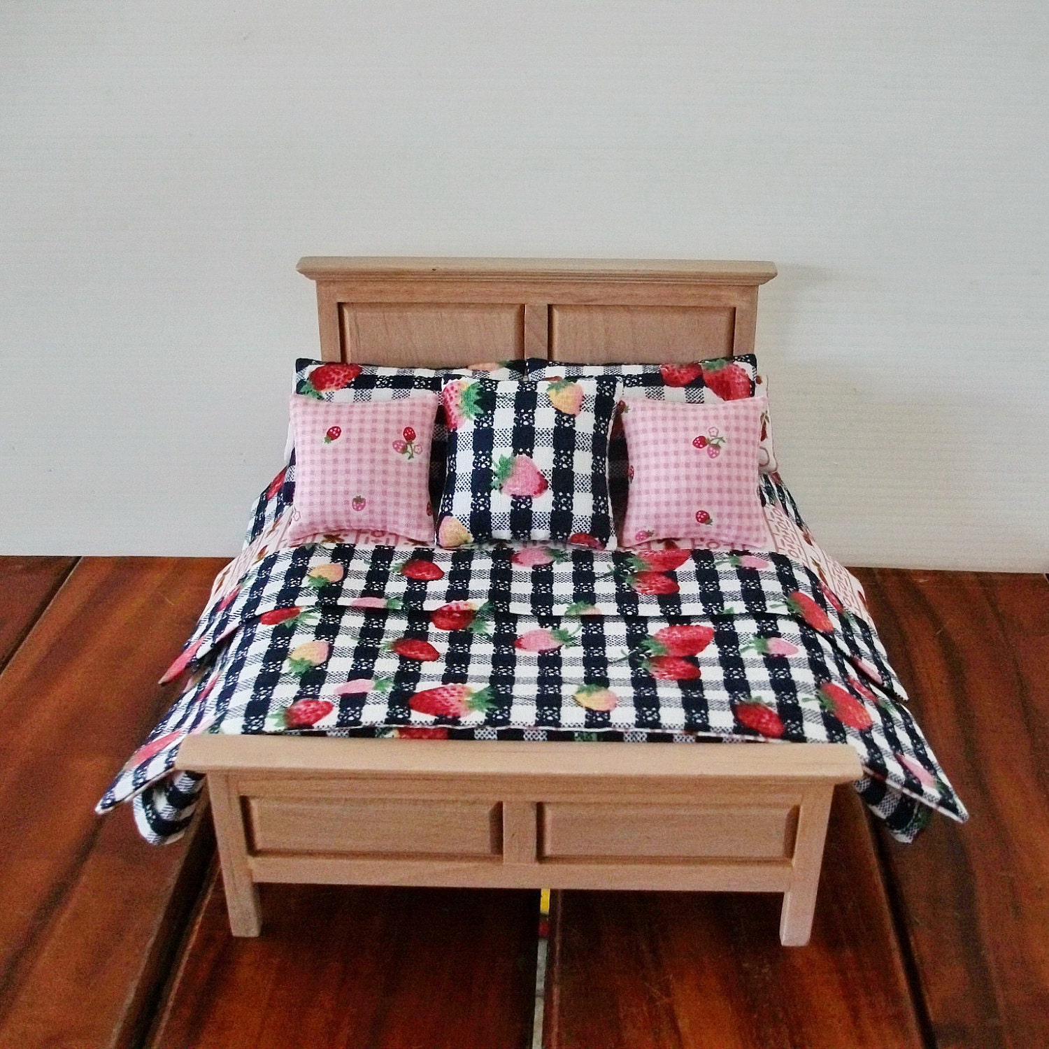 FREE SHIPPING NEW  Miniature Dollhouse Strawberry Bedding Double bed