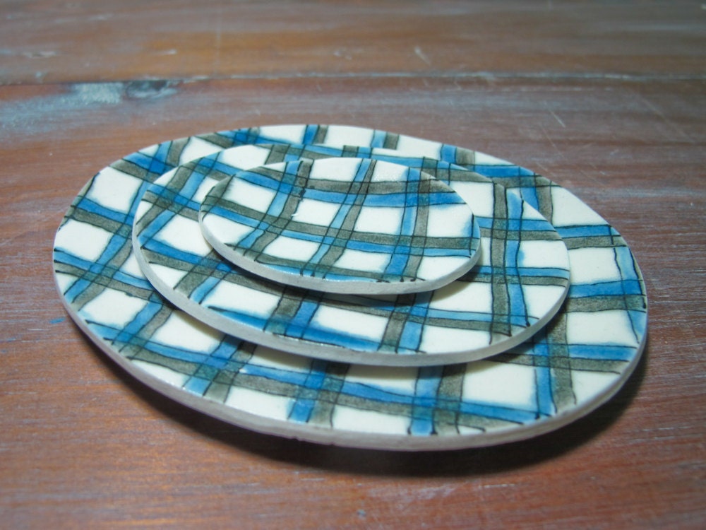 oval plaid dishes