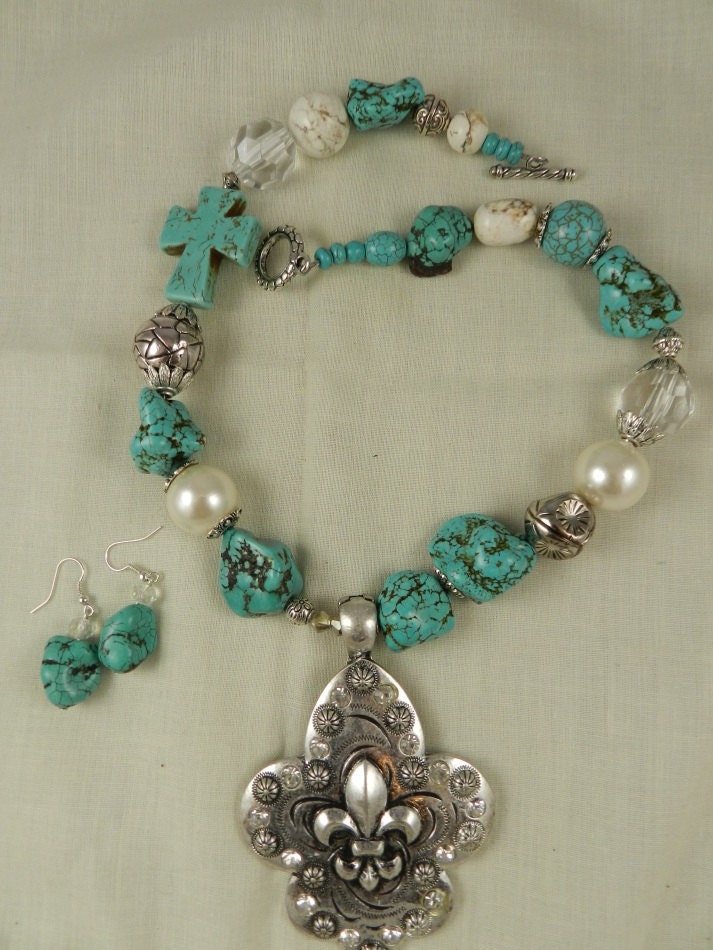 Chunky  Necklace Turquoise Rhinestone FleurDiLis  Pendant