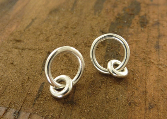 Circle Stud Earrings - Linked circle Posts